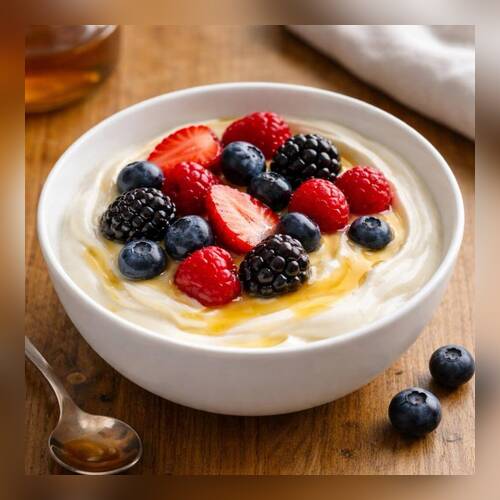 Йогурт с ягодами и мёдом